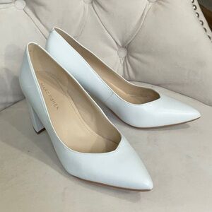 White leather Marc Fisher pumps / heels size 6W
